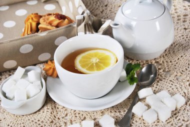 Limon çayı ile beyaz fincan, güzel bir öğleden sonra için çerezler