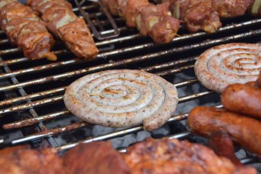 sarılı beyaz sosis ızgara ve diğer sausa arkadaşlarının