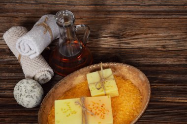 meyve banyo tuzu, banyo topu, el yapımı sabun, beyaz temiz havlu ve vücut yağ... metin için boş alan ile