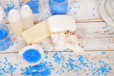 deniz kabuğu ve deniz tuz banyosu ile doğal sabun, havlu ve mini şampuanlar