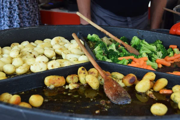 Patate Verdure Cotte Una Pentola Pietra Picnic — Foto Stock