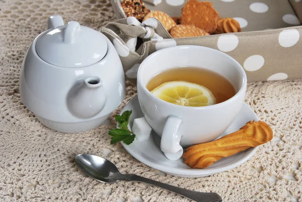 Früchte Und Grüner Tee Weißen Behältern Auf Dunklem Holz Getrocknet — Stockfoto