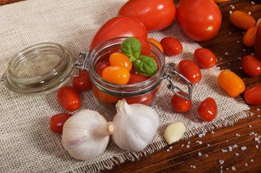 küçük domates ve fesleğen beyaz taze sarımsak ile jar