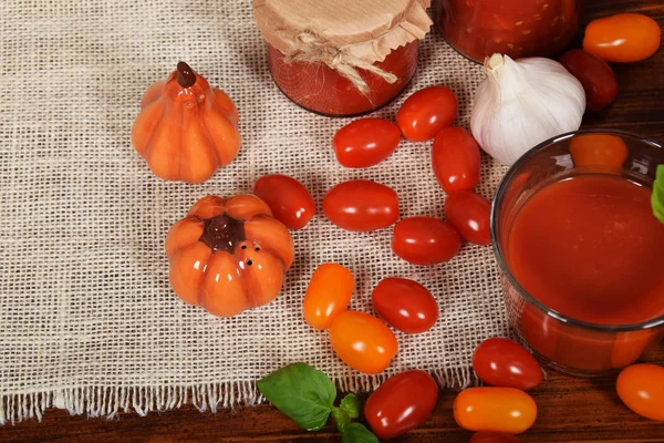 Verse Tomatensap Met Basilicum Een Glas — Stockfoto