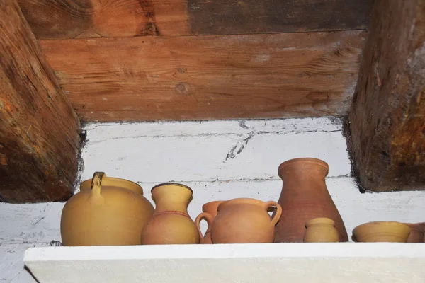 Глиняные Блюда Глины Старом Коттедже Средневековья Высыхают Полке Потолком — стоковое фото