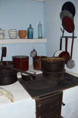odun ve kömür mutfak, bir ortaçağ cottage yemeklerden yemek pişirmek için metal ve pirinç tencere