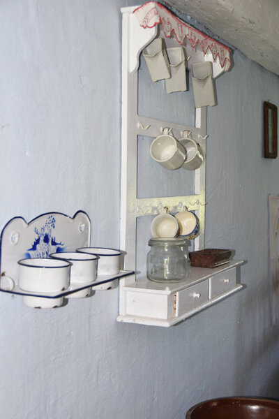 старая полка с кухонной утварью, средневековье, старый дом
,