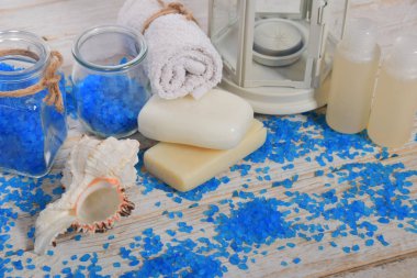banyo tuzu doğal sabunlar, havlu ve metin için boş alan ile mini şampuan ile mavi deniz hayvanı kabuğu ve deniz
