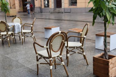 hasır sandalye ve sokakta ahşap masa