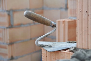 bir tuğla duvar örmek mala