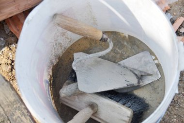 kirli kova ve araçları mala ve boya fırçası