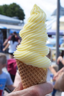 Gofretin üzerindeki kremalı buz.