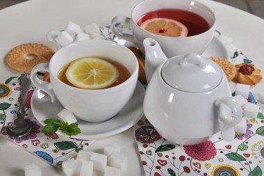 bir kap içinde ev ve metin için boş alan ile retro bir fincan çay çeşitli kurabiye ve bisküvi pişmiş