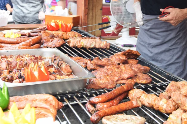香肠牛排烤肉串烧烤在节日与胡椒 — 图库照片