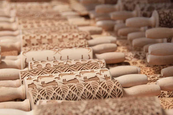 oyma ahşap haddeleme hamurları bir pazar durak üzerinde sattı