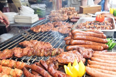 kırmızı biber ile ızgara sosis şiş