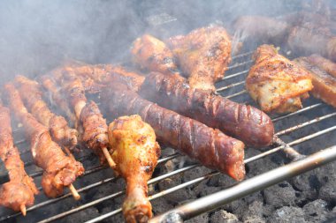 kızarmış tavuk, sosis ve şiş ızgara duman