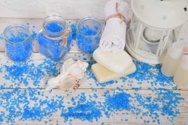 banyo tuzu doğal sabunlar, havlu ve metin için boş alan ile mini şampuan ile mavi deniz hayvanı kabuğu ve deniz