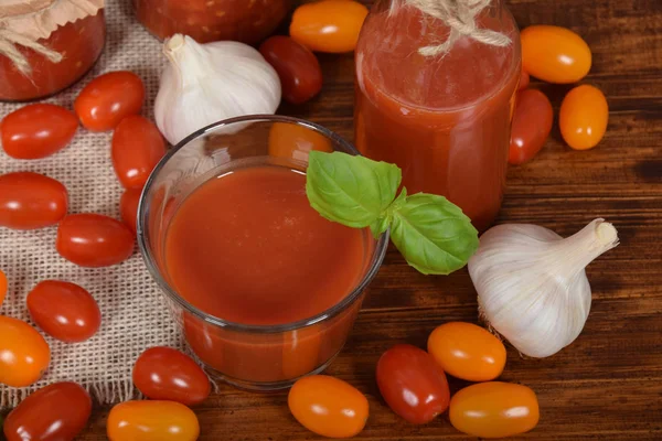 Verse Tomatensap Met Basilicum Een Glas — Stockfoto