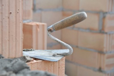 bir tuğla duvar örmek mala