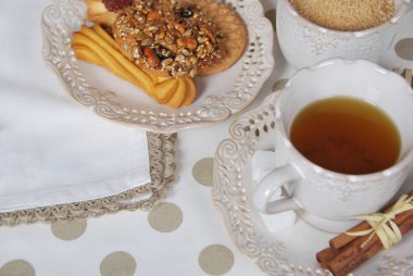 şekerleme ve karamel, şeker kamışı, metin için boş alan ile retro bardak kahvaltıda çay ile tanımlama