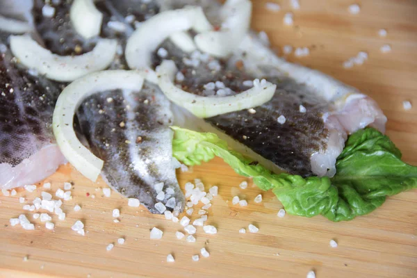 Filete Pescado Crudo Con Tomates Especias Cebollas Sobre Lechuga Verde — Foto de Stock