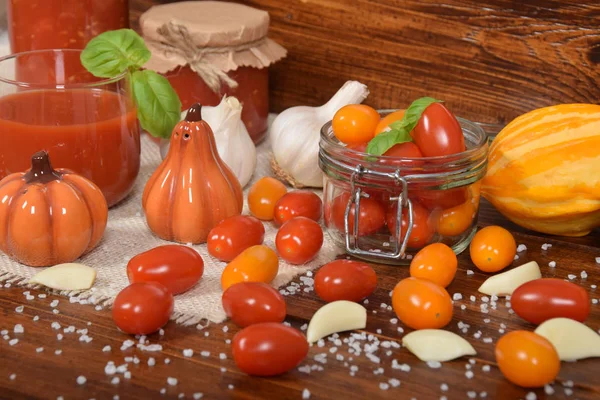 Pomodori Cocktail Aglio Spezie Zucche Colorate Sale Cucina Sparso — Foto Stock