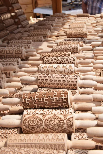 뜨개질으로 조명된 마구간에 반죽을 — 스톡 사진
