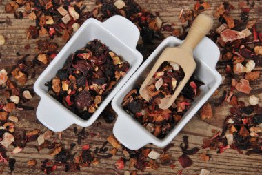 bir tahta kaşıkla iki beyaz kaplarda kuru çay