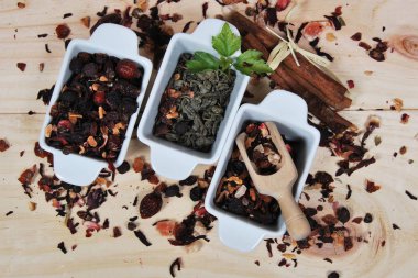 Kuru çay dikdörtgen kaplar içinde farklı türler