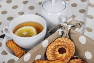 bir kap içinde ev ve metin için boş alan ile retro bir fincan çay çeşitli kurabiye ve bisküvi pişmiş