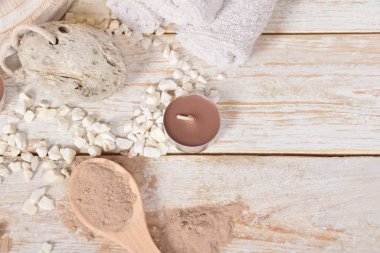 gri sabun Ponza, metin için boş alan ile yüz maskesi yapmak için kuru toz