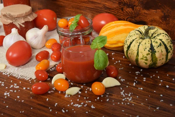 Succo Pomodoro Con Basilico Bicchiere Pomodorini Aglio Spezie — Foto Stock