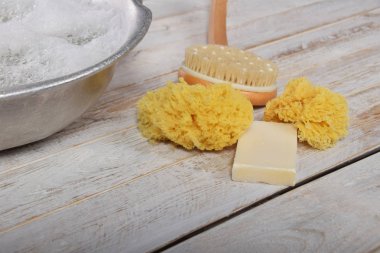 gri metal sabun kase fırça sünger ve vücut yıkama