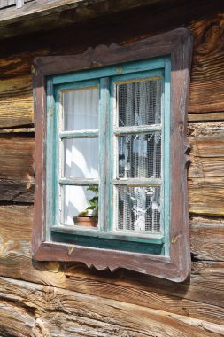 Açık Hava Müzesi'nde bir rustik ahşap kulübede mavi tahrip pencere