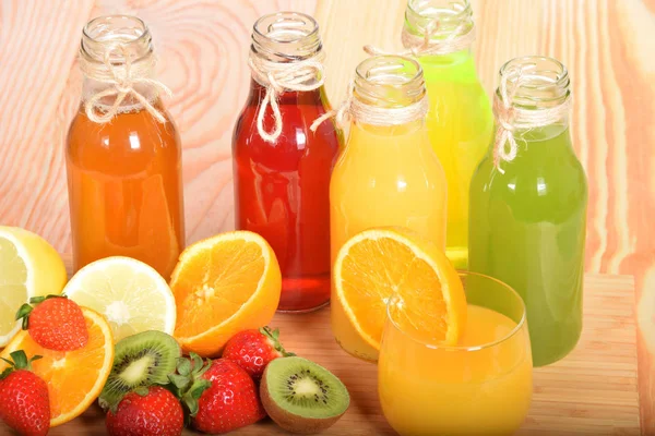 Juice Med Olika Frukt Glasflaskor Med Ledigt Utrymme För Text — Stockfoto