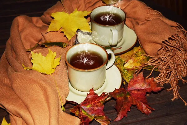 Два Теплых Чайных Яблока Осенние Листья Деревянном Балконе — стоковое фото