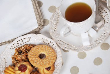 tohumları, marmelat ve karamel, evde pişmiş ve tex için boş alan ile retro bir fincan çay ile şekerli kurabiye