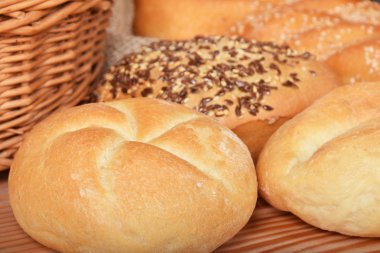 çeşitli taze çıtır pişmiş çörekler tohumları ile