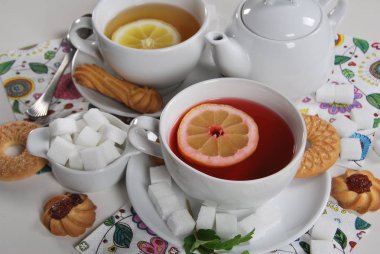 bir kap içinde ev ve metin için boş alan ile retro bir fincan çay çeşitli kurabiye ve bisküvi pişmiş