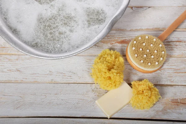 gri metal sabun kase fırça sünger ve vücut yıkama