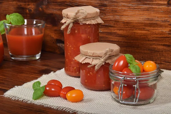 kavanoz için kış, kiraz domates domates soslu,