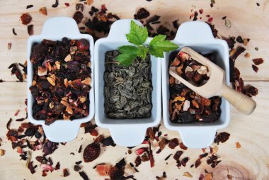 Noel için masaya kuru çay çeşitleri