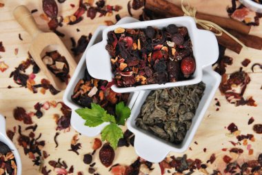 Kuru çay konteyner içinde farklı türleri