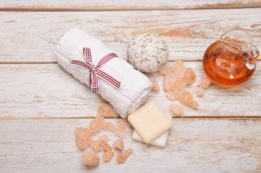 doğal sabunlar, banyo tuzu ve yüz ve göğüs arası yağlar