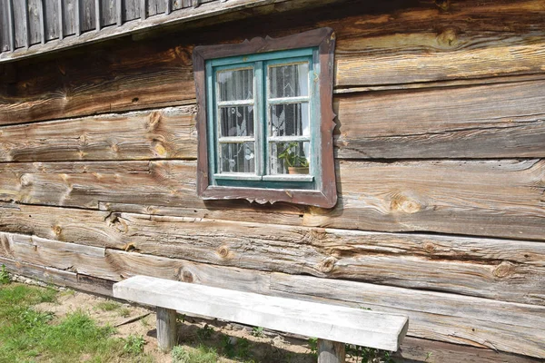 Blauwe Vernietigde Venster Een Rustieke Houten Hut Het Openluchtmuseum — Stockfoto