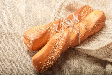 çeşitli taze çıtır pişmiş çörekler tohumları ile