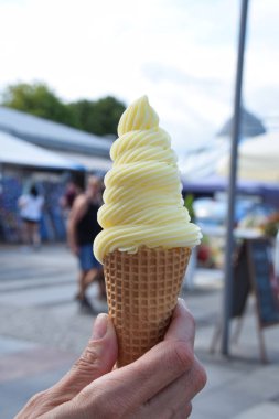 Gofretin üzerindeki kremalı buz.