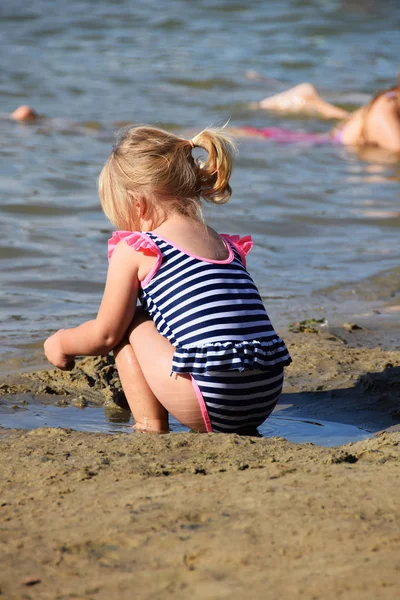 Niña Orilla Del Lago Está Jugando Con Arena — Foto de Stock