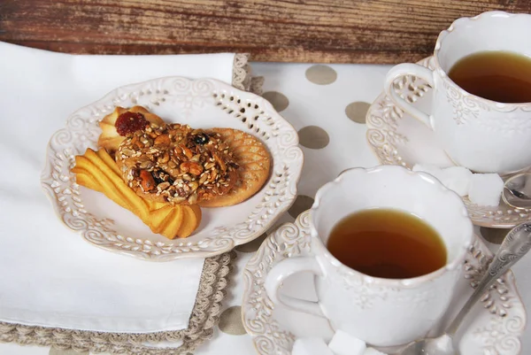 Biscoitos com sementes em caramelo, com chá para café da manhã em retro c — Fotografia de Stock